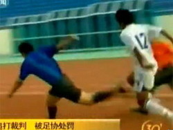 Китайскую футбольную команду дисквалифицировали за линчевание судьи 