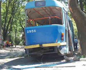 В Одессе трамвай сбил столб электропередач 