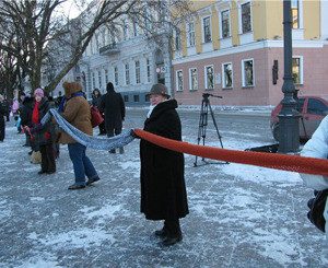 Одесситы связали полукилометровый шарф для Дюка и Пушкина 
