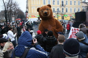 Одесситы встречали весну с 3-метровым медведем и 200-литровым самоваром 