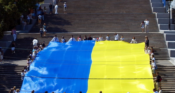В Одессе Потемкинскую лестницу накрыли флагом Украины