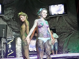 На одесском фестивале боди-арта показывали разноцветных нимф и пестрых ангелов