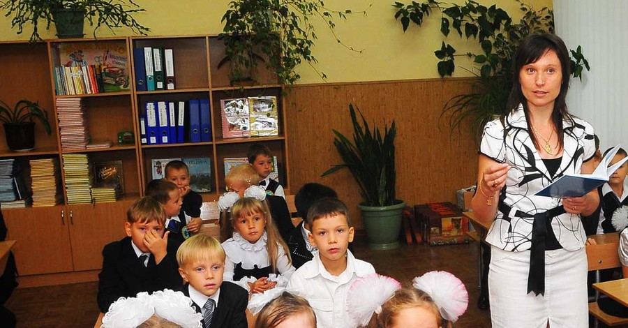 День учителя: Туриченко подарил «лысый» букет, а Барскому не дали музицировать