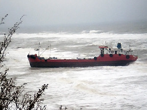 Турецкое судно сильным штормом выкинуло на мель в 20 метрах от берега