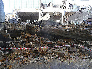 В Одессе стена дома рухнула  на две машины