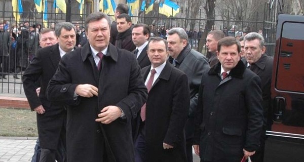 Янукович просил стул для мэра и аплодисменты для министров