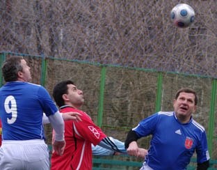 Алексей Костусев и Игорь Беланов под дождем сыграли в футбол