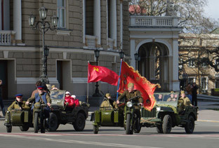 В параде участвовали немецкие солдаты и раритетные «Виллисы»