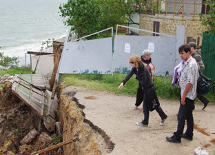 Дома уходят в море: оползень в Черноморке уже не остановить!