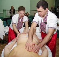 Запорожские казаки показали одесситам массаж в четыре руки