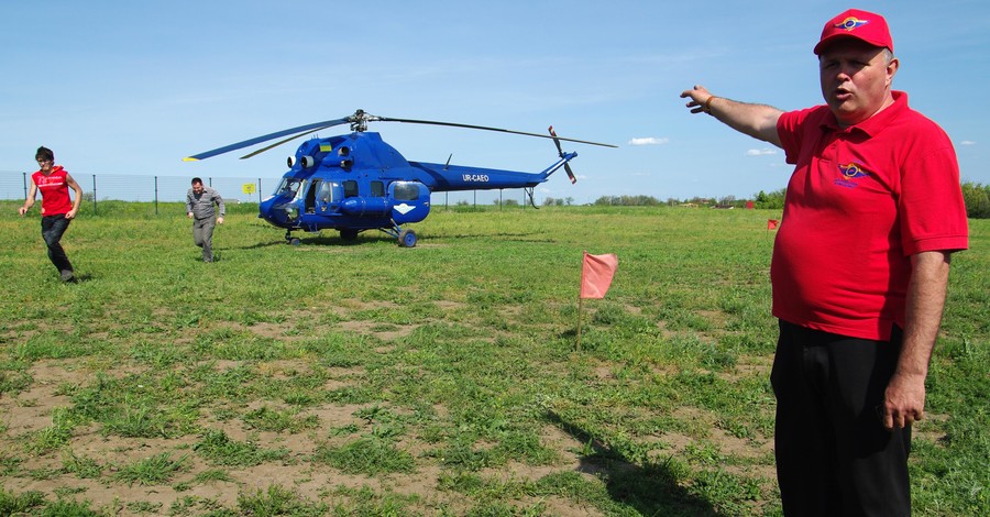 Экстремалов катали на вертолете за посаженные деревья