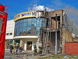 Крышу горевшего магазина вскрывали бензопилами