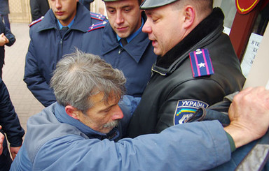 Отчет Костусева спровоцировал пробки и потасовки