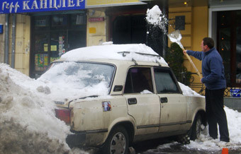 Область готовится к зиме: на трассах ставят щиты от снега, а спасатели перебираются на юг области