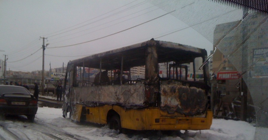 На Котовского горела маршрутка: что бы выбраться, пассажиры выбивали окна