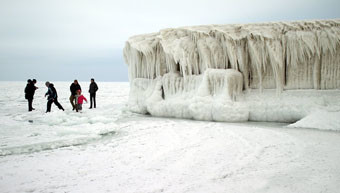 Одесситы ходят по замерзшему морю до волнореза, а по реке – в Румынию