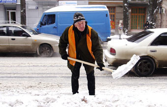 Снег парализовал Одессу: у коммунальщиков заканчивается смесь для посыпки