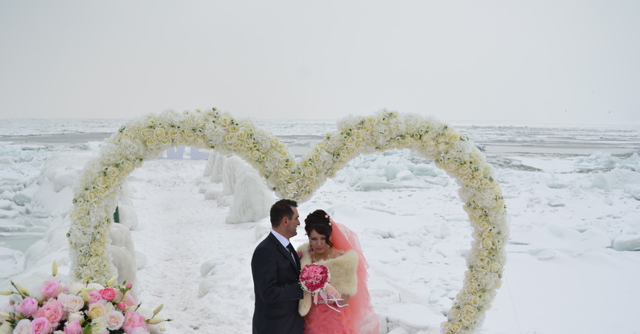 Одесситы сыграли свадьбу у замерзшего моря