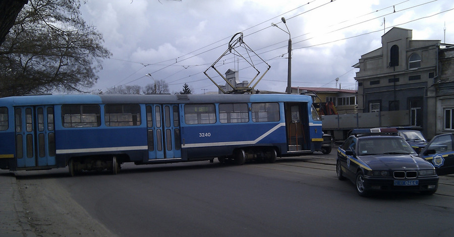 Одесский трамвай слетел с рельсов и перегородил всю улицу