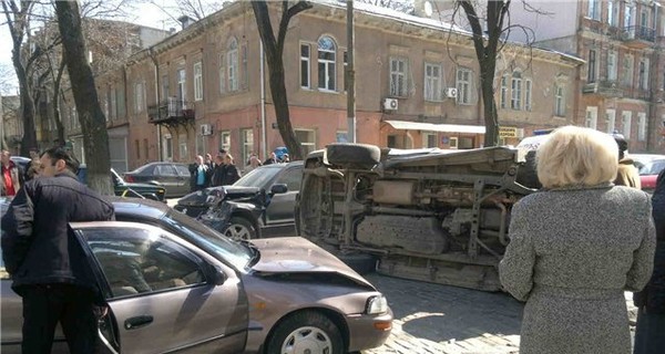 В центре Одессы девушка спровоцировала аварию и перевернула джип