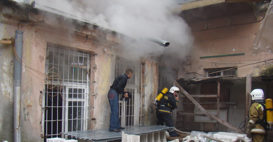 Пожар в одесском доме Руссова могли спровоцировать строители