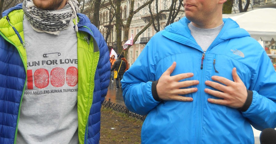 К марафонцам, бегущим тысячу миль из Одессы, присоединятся 200 человек
