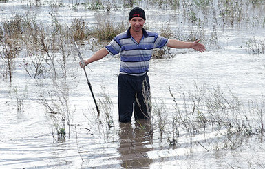 Жители затопленных под Одессой сел ловят рыбу прямо в полях