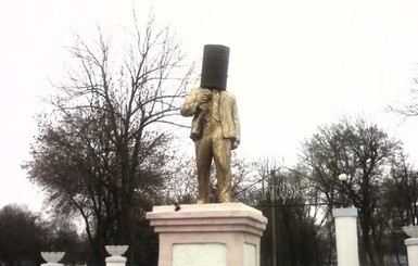 Под Одессой на голову бетонному Ленину одели бочку