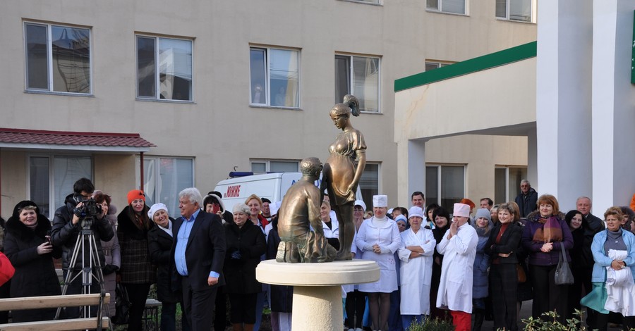 Под Одессой открыли памятник беременной женщине