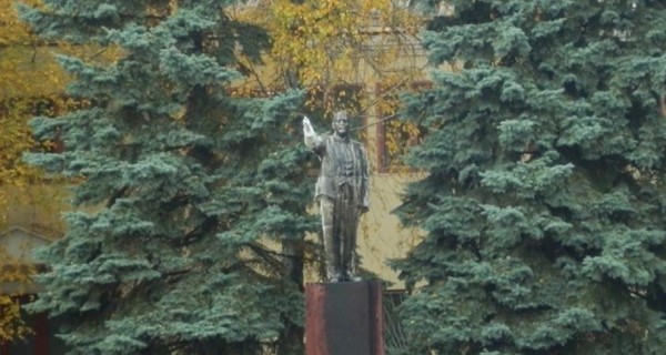 В Одесской области памятник Ленину облили машинным маслом