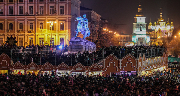 Новогодний городок на Софийской площади: горы мусора и спотыкающиеся киевляне