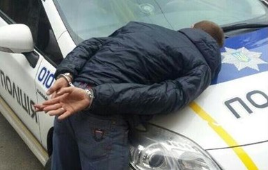 В Николаеве работодатель выстрелил в экс-работника, который требовал долг