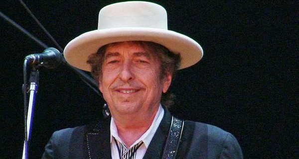 Боб Дилан убрал упоминание о Нобелевской премии со своего сайта