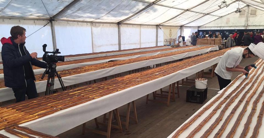 Бельгийские кондитеры изготовили самый длинный эклер в мире