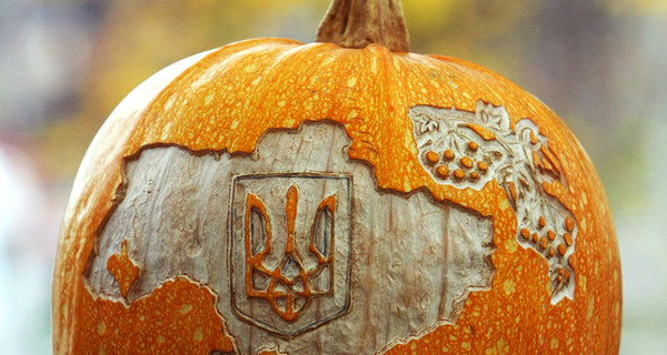 На Хэллоуин украинцы ищут костюмы жертвы, тыквы и Гитлера