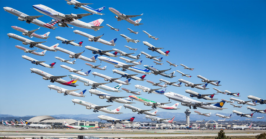 Фотограф показал небо наполненное самолетами