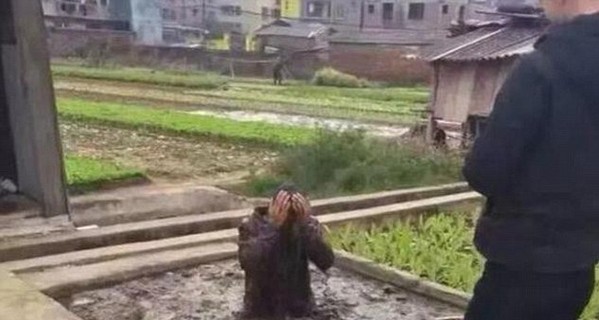 В Китае уличенного вора заставили лезть в яму с экскрементами