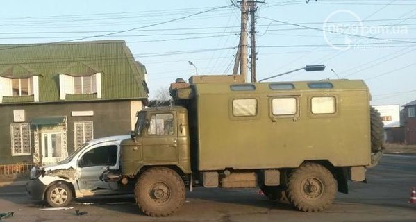 В Мариуполе машина военных столкнулась с минивэном