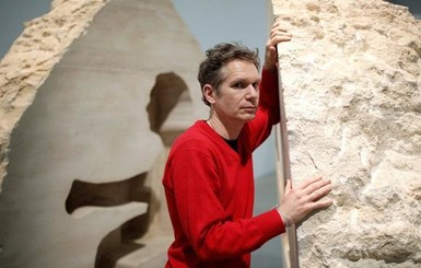 Французский художник замуровал себя в каменной глыбе