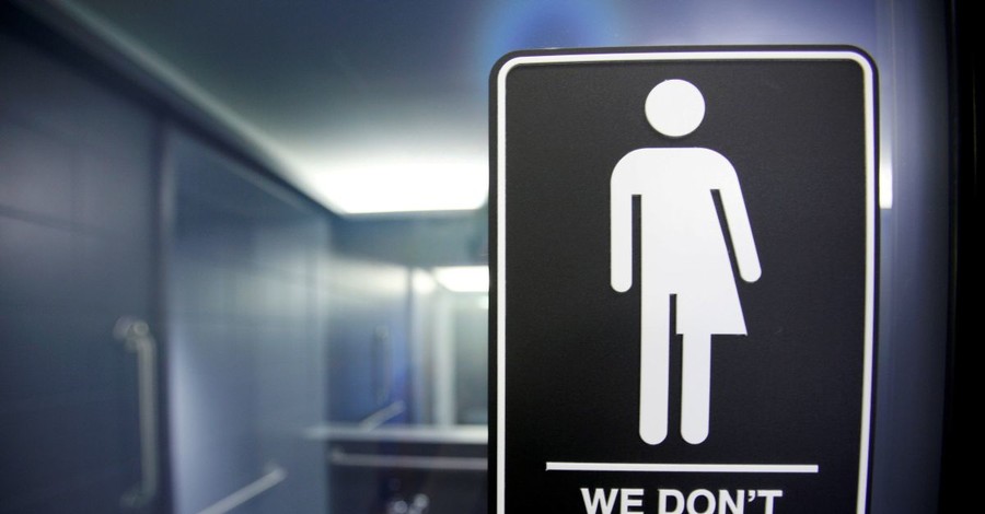 Трамп отменил решение Обамы о праве выбора трансгендерами туалетов в школах