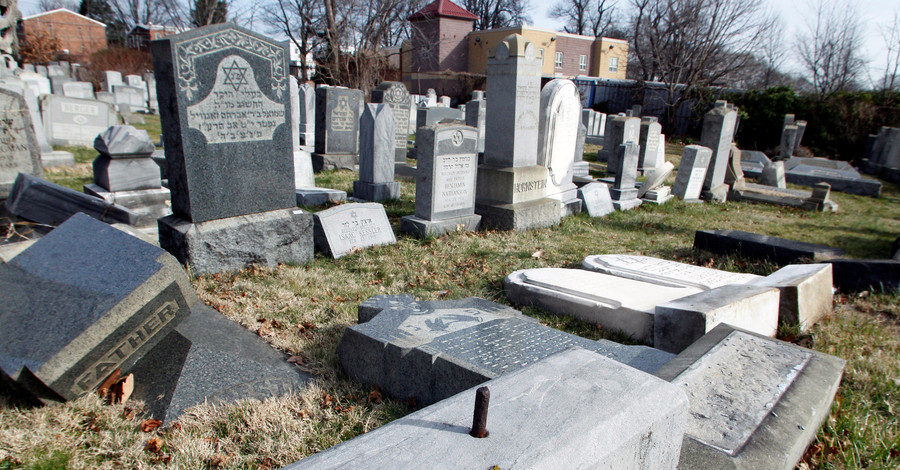 В Нью-Йорке вандалы осквернили еврейское кладбище