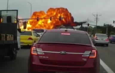 Видео: в США падающий самолет сжег автомобили на трассе 