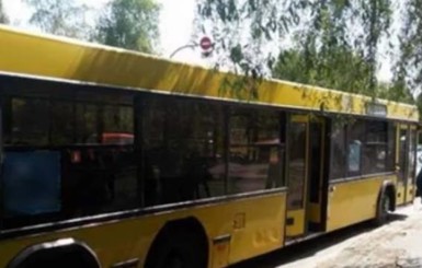 Видео: в Киеве обстреляли автобус с пассажирами