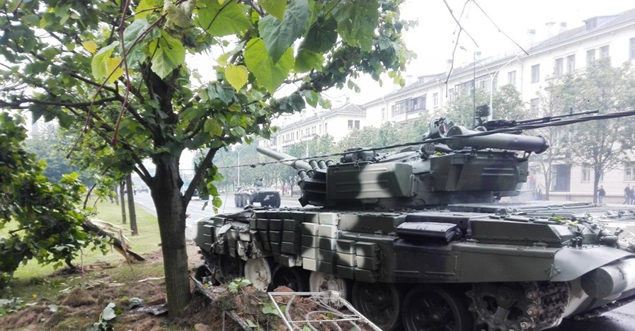 В Минске танк снес столб во время репетиции парада