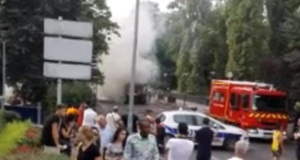 В Париже взорвался, а затем сгорел автобус