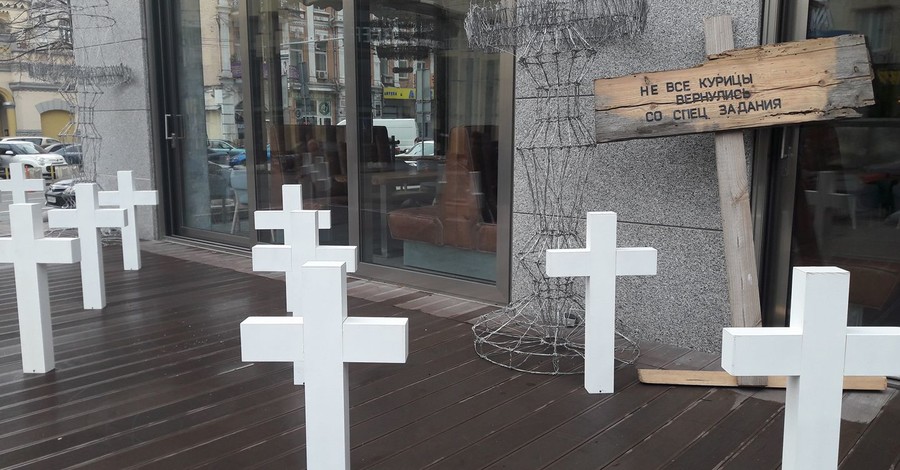 Киевский ресторан убрал кресты к Хэллоуину и уволил декоратора