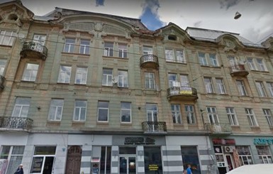 Во Львове на 18-летнюю девушку упала часть балкона 