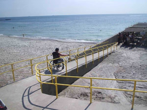 Инвалиды спускаются... прямо в море 