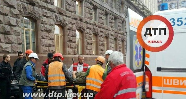 В центре Киева рабочий упал с 10-метровой высоты