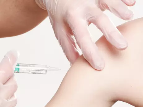 МОЗ дозволило вакцинувати підлітків без довідки про щеплення